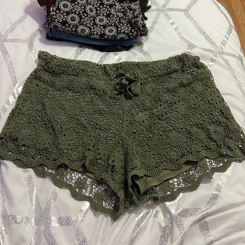 No Boundaries Army Green Shorts - Size L